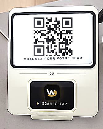Le boîtier Wafiy Receipts posé sur un comptoir : écran avec QR code et zone sans contact